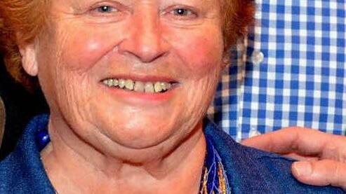 Die Ehrennadel "DBK" in Weißgold mit Brillanten, eine eigens von Malte Meinck geschaffene Auszeichnung, verliehen die "Demokratischen Bürger Bad Kissingen" (DBK) an ihre Gründerin Johanna Keul. Foto: Rauch