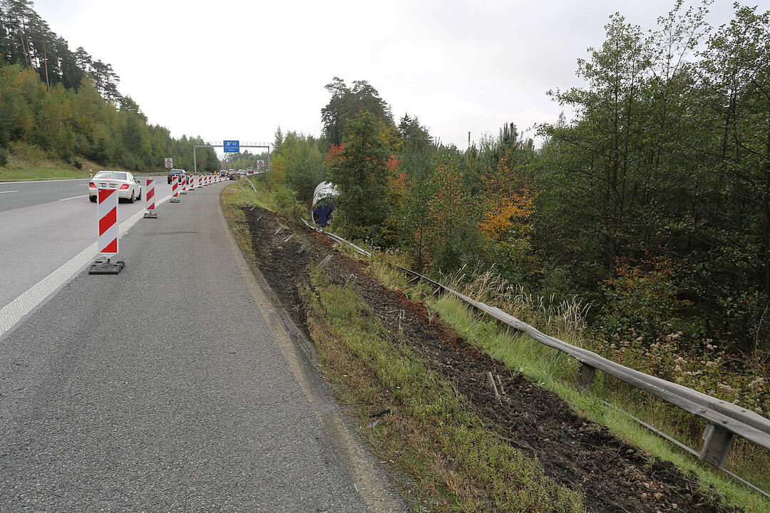 Schwertransporter verunglückt auf A9