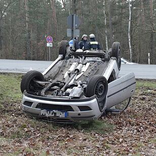 Auto überschlägt sich auf Regenburger Straße in Nürnberg