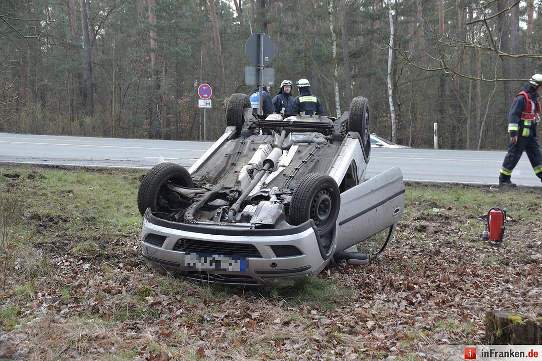 Auto überschlägt sich auf Regenburger Straße in Nürnberg
