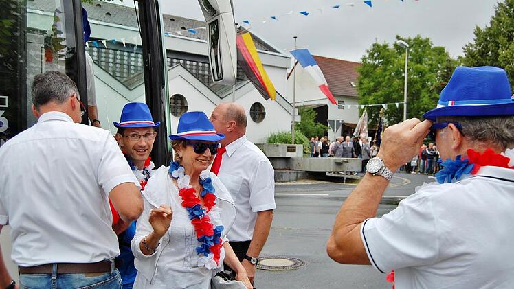 Nach langer Busfahrt endlich in Lauter angekommen.  Fotos: Sigismund von Dobschütz