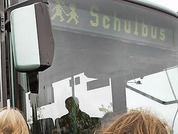 Beim ÖPNV, vor allem der Schülerbeförderung, hat zum es zum Schuljahresbeginn gehakt. Nun wurden die Fahrpläne überarbeitet, was Konsequenzen auch für das Gemeindegebiet Ahorn hat.  Foto: Symbolfoto: Roland Weihrauch/dpa