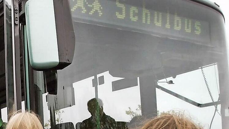 Beim ÖPNV, vor allem der Schülerbeförderung, hat zum es zum Schuljahresbeginn gehakt. Nun wurden die Fahrpläne überarbeitet, was Konsequenzen auch für das Gemeindegebiet Ahorn hat.  Foto: Symbolfoto: Roland Weihrauch/dpa