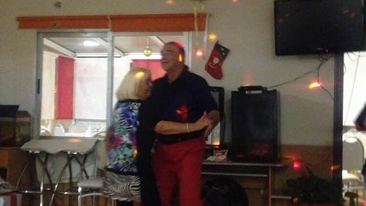 Clemens und Christine Raab bei der Disko im Restaurant des Hotels  Foto: privat