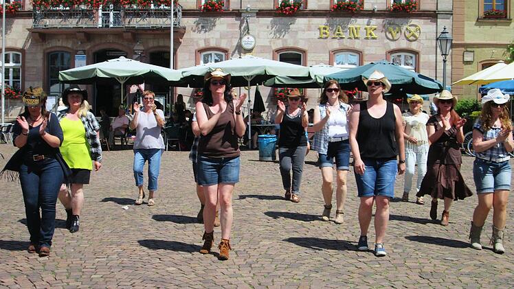 Line-Dance bei 31 Grad. Aber Cow-Girls und Western-Boys sind einiges gewöhnt. Foto: Winfried Ehling