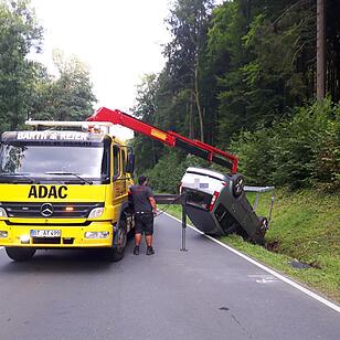 Spektakulärer Unfall bei Pottenstein: Pkw überschlägt sich und landet auf Dach