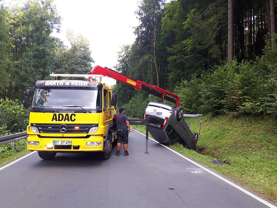 Spektakulärer Unfall bei Pottenstein: Pkw überschlägt sich und landet auf Dach