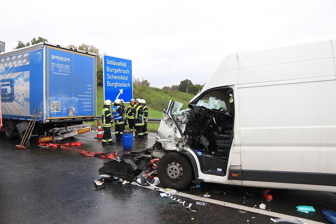 A3 im Kreis Bamberg: Kleintransporter fährt ungebremst auf Stauende auf – Lebensgefahr