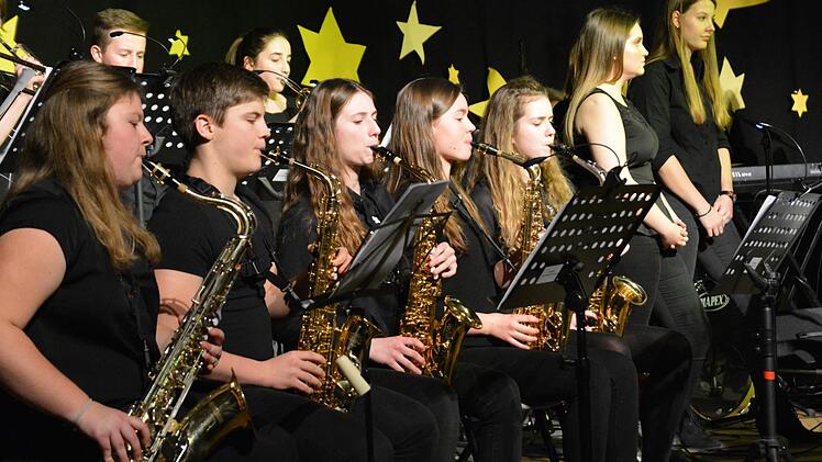 Beim Weihnachtskonzert des Kissinger Gymnasiums gab es keineswegs nur weihnachtliche Weisen.  Björn Hein