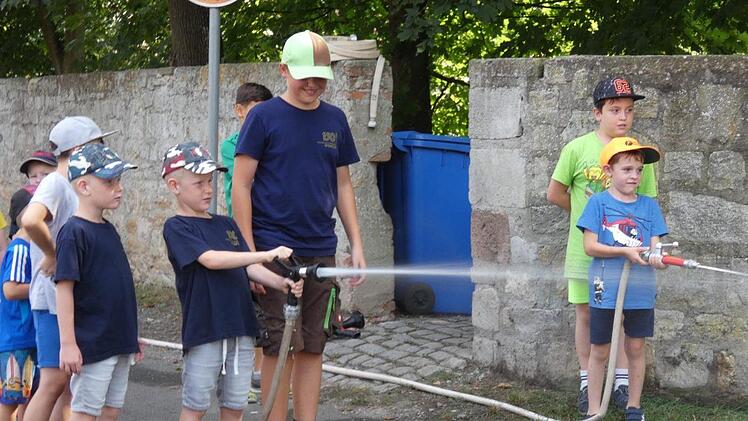 Toll, endlich mal ein Strahlrohr in den H&auml;nden zu halten. Foto: Christian Licha