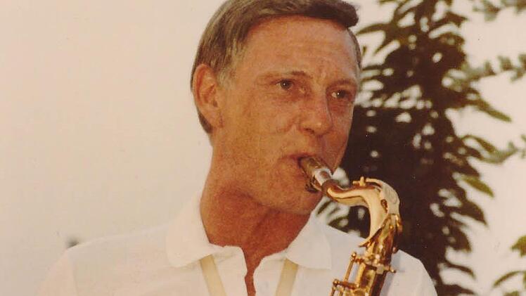 Fritz Mensching an seinem Instrument: dem Saxofon.