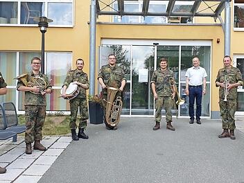 Eine Abordnung des Heeresmusikkorps Veitshöchheim mit Bürgermeister Michael Karmann vor dem Buttenheimer Seniorenzentrum. Foto: privat