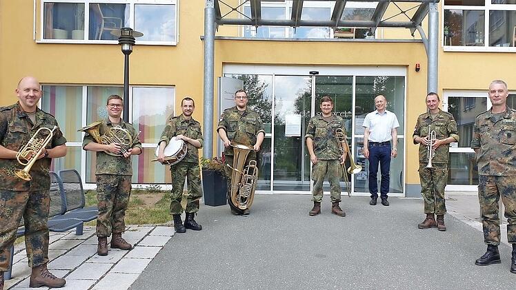 Eine Abordnung des Heeresmusikkorps Veitshöchheim mit Bürgermeister Michael Karmann vor dem Buttenheimer Seniorenzentrum. Foto: privat