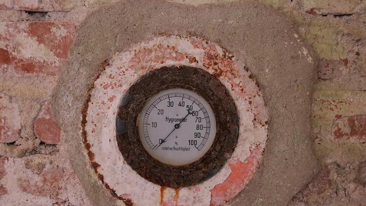 Ein Hygrometer im Kesselbau. Hier wurde das Wasser erhitzt, das die Dampfmaschine angetrieben hat. Foto: Benedikt Borst