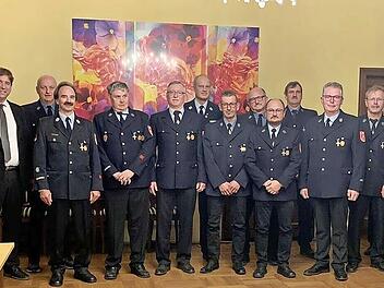 Die Geehrten mit den Führungskräften aus der Feuerwehr und den Vertretern der Stadt und des Landkreises Forchheim