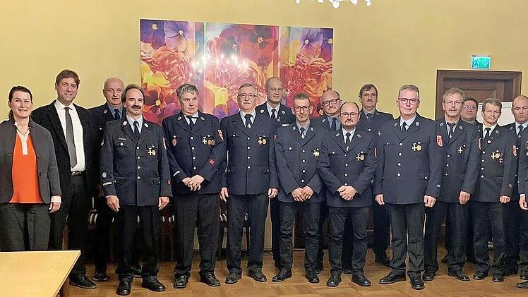 Die Geehrten mit den Führungskräften aus der Feuerwehr und den Vertretern der Stadt und des Landkreises Forchheim