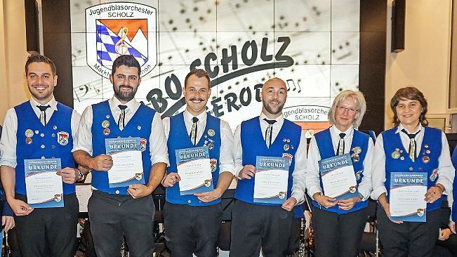 Ehrungen f&uuml;r langj&auml;hriges Musizieren (von links) Michael Bienm&uuml;ller, Patrick Reppert, Julian Schneider (20 Jahre), Christian Schneider (30 Jahre), Elke Schneider und Claudia Hilsdorf-Gindl (50 Jahre).