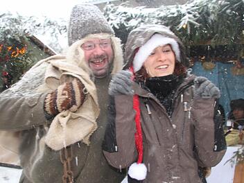 Das sieht eher nach einer Gaudi aus: Vor Knecht Ruprecht fürchtet sich diese junge Frau jedenfalls nicht. Fotos: Gerda Völk