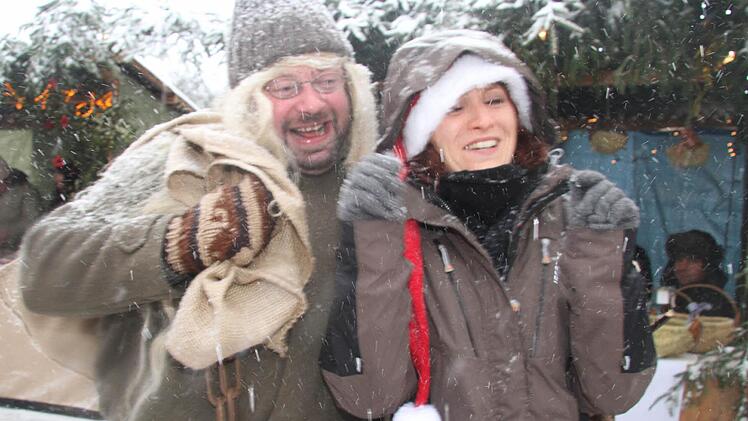Das sieht eher nach einer Gaudi aus: Vor Knecht Ruprecht fürchtet sich diese junge Frau jedenfalls nicht. Fotos: Gerda Völk