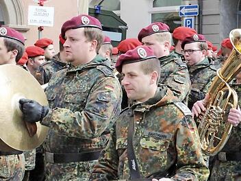 Feierliche Klänge des Heeresmusikkorps 12 hießen die Rückkehrer aus Afghanistan beim Bataillonsappell der Soldaten aus der Mainfrankenkaserne auf dem Marktplatz in Volkach willkommen. Fotos: Peter Pfannes