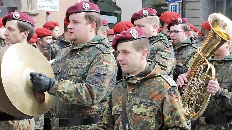 Feierliche Klänge des Heeresmusikkorps 12 hießen die Rückkehrer aus Afghanistan beim Bataillonsappell der Soldaten aus der Mainfrankenkaserne auf dem Marktplatz in Volkach willkommen. Fotos: Peter Pfannes