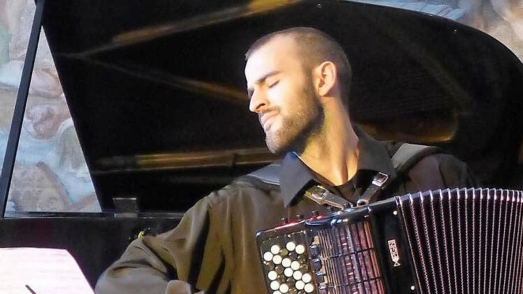 Marko Sevarlic ist in Serbien geboren und spielt seit seinem neunten Lebensjahr Akkordeon.