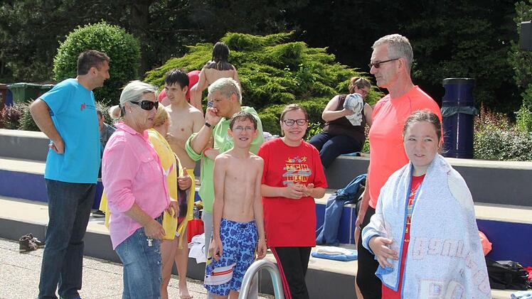 Jedes kleine Detail wird vorm Triathlon besprochen, auch das Wechseln der Disziplinen wird geübt. Foto: Sonny Adam