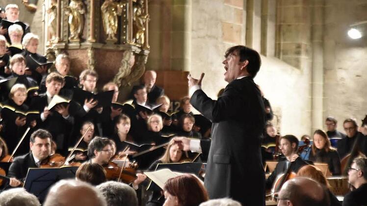 Matthias Göttemann war dem Chor und dem Orchester ein kraftvoller, aber auch an den entsprechenden Stellen zurückhaltender Dirigent. Foto: Gerold Snater