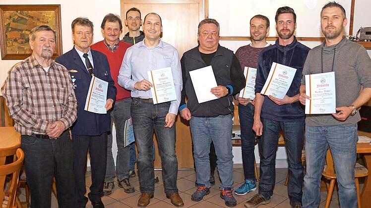 Der Ehrenvorsitzende Manfred Bayerlieb (von links) mit den Geehrten Winfried R&uuml;mmer, Peter Dr&uuml;tschel, Florian F&uuml;tterer, Stefan H&uuml;mmer, Leo Porzelt, Sven Sch&auml;rer, Bill Drechsler und Markus F&ouml;&szlig;el. Nicht auf dem Foto sind R&uuml;diger Car, Maximilian Hemmer, Christian Postler und Christian R&ouml;thlein.  Foto: Peter Vietze