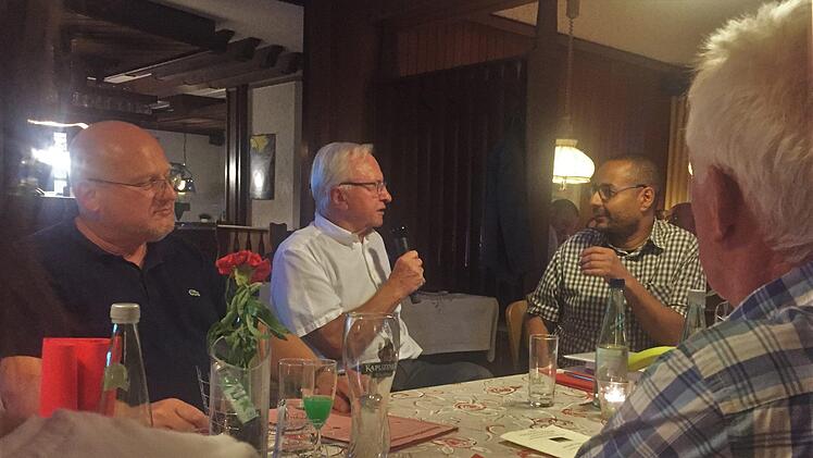 Moderator Rico Böhme führt durch den Abend, an dem die Zeitzeugen Heinz Köhler und Willibert Lankes (von rechts nach links) die Teilnehmer an ihren Erinnerungen und Erlebnissen aus der Grenzzeit teilhaben ließen. Foto: Coburg Stadt und Land aktiv GmbH