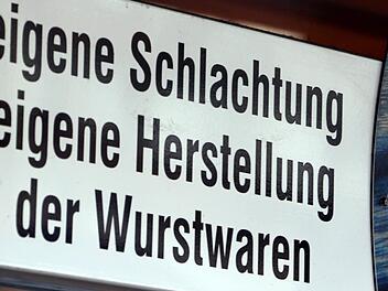 In den vergangenen zwei Jahrzehnten mussten viele Handwerksmetzgereien aufgeben.  Das zeigte sich auch an den Mitgliedszahlen der Innung Bad Kissingen.  Jetzt steht eine Fusion von fünf Innungen bevor. Foto: Stephan Jansen/dpa