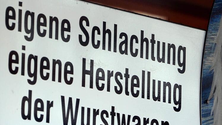 In den vergangenen zwei Jahrzehnten mussten viele Handwerksmetzgereien aufgeben.  Das zeigte sich auch an den Mitgliedszahlen der Innung Bad Kissingen.  Jetzt steht eine Fusion von fünf Innungen bevor. Foto: Stephan Jansen/dpa