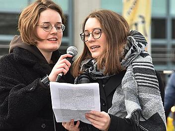 Laura Meile und Anna-Lena M&uuml;ller stimmten den Fridays-for-Future-Song an.  Foto: Uschi Prawitz
