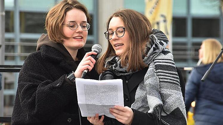 Laura Meile und Anna-Lena M&uuml;ller stimmten den Fridays-for-Future-Song an.  Foto: Uschi Prawitz