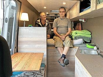 Karin und Alexander Engelhardt in ihrem umgebauten Wohncamper.