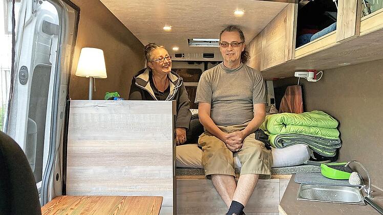 Karin und Alexander Engelhardt in ihrem umgebauten Wohncamper.