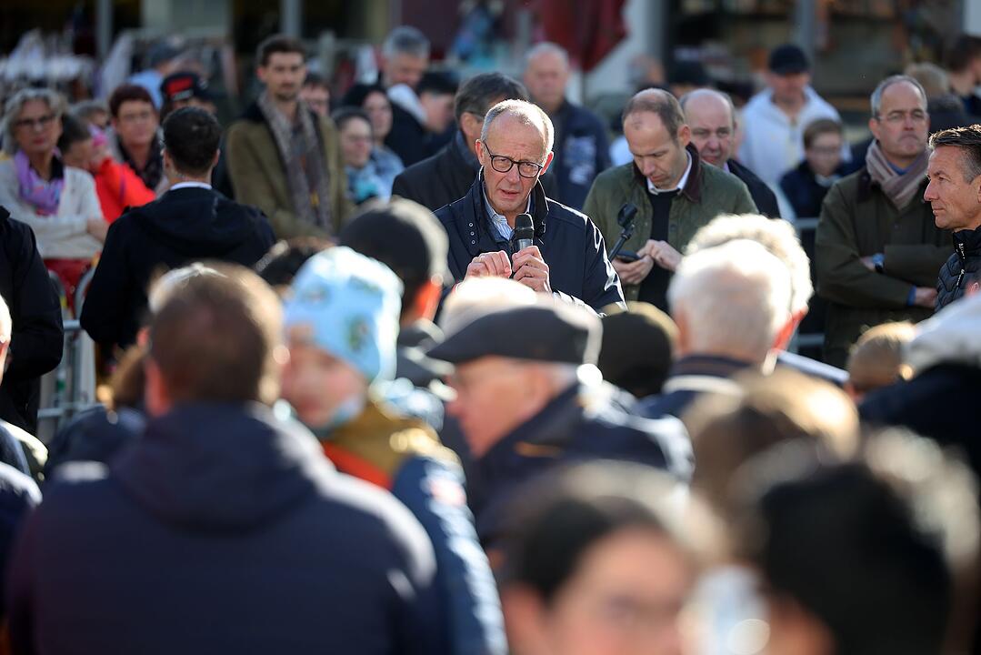 Bundeskanzler Merz zu Bürgergesprächen im Sauerland - Meschede