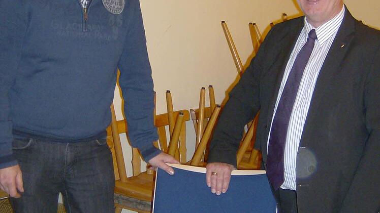 Die Bürgermeister präsentieren den Siegerstuhl. Foto: Petra Malbrich