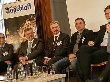 Bildungsstaatssekretär Georg Eisenreich (rechts) nahm seinen "Hausaufgabenzettel" mit nach München und stand der Expertenrunde Rede und Antwort (von links): Herbert Brunner, Rolf Sander, Schulamtsdirektor Werner Löffler und Tageblatt-Redakteur Rainer Lutz. Foto: Barbara Herbst