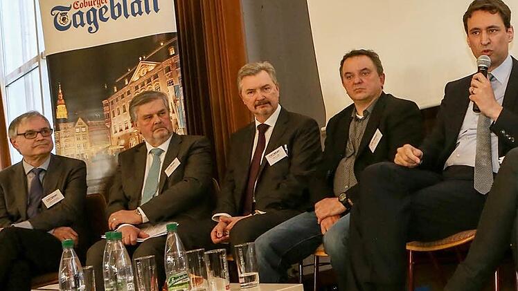 Bildungsstaatssekretär Georg Eisenreich (rechts) nahm seinen "Hausaufgabenzettel" mit nach München und stand der Expertenrunde Rede und Antwort (von links): Herbert Brunner, Rolf Sander, Schulamtsdirektor Werner Löffler und Tageblatt-Redakteur Rainer Lutz. Foto: Barbara Herbst