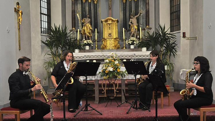 André Müller, Christina Wimmel, Daniela Pfrang und Antje Hartmann zeigten in der Poppenrother St. Ulrichkirche, dass es auch in einem Bad Kissinger Stadtteil gepflegte Musikkultur gibt. Foto: Peter Klopf
