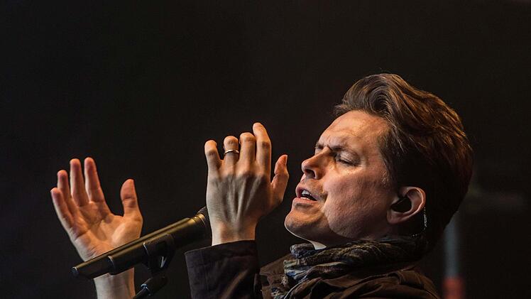 Umjubelter Auftritt: Michael Patrick Kelly fasziniert im ausverkauften Schlosshof von Tambach. Foto: Jochen Berger