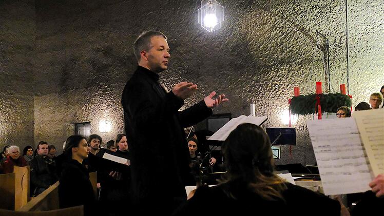 Den Taktstock für das Barockorchester und den gemischten Chor hob Dekanatskantor Mark Genzel aus Lohr. Foto: Gerd Schaar