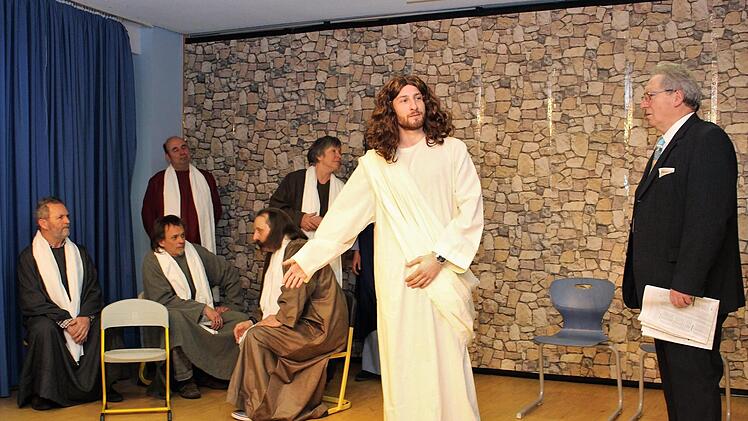 Jesus (Lukas Schmid) ist die zentrale Figur im Passionsspiel.   Foto: Evi Seeger