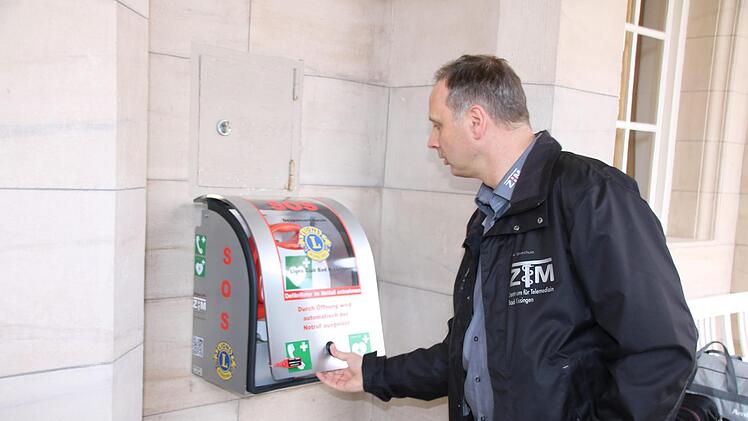 Bilder von der Übung mit dem  Defi. Foto: Ralf Ruppert