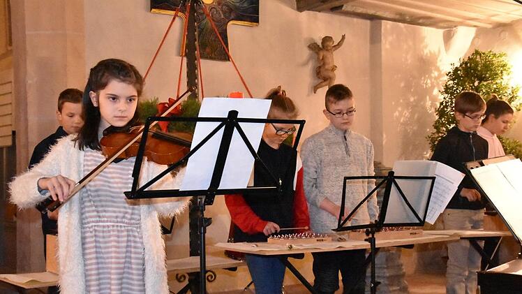Linda Langer an der Violine mit der Instrumentalgruppe. Foto: Uschi Prawitz