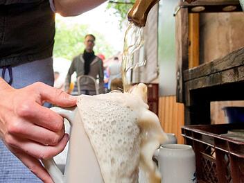 Der Tucher Keller vergnügt seine Gäste mit kühlem Bier und traditioneller Blasmusik. Symbolfoto: Daniel Karmann/dpa
