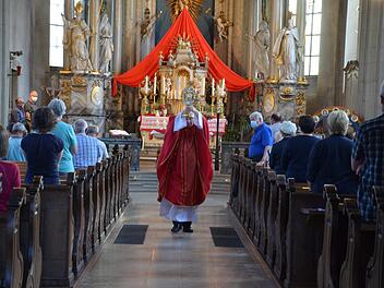 Froh sind die Gauaschacher, dass es wieder Gottesdienste gibt. Die Mitglieder des Pfarrgemeinderates und der Kirchenverwaltung stehen als Helfer und Platzanweiser bereit. Sie feierten jetzt den Gelobten Feiertag nach, der ausschließlich in Gauaschach in Erinnerung an die ehemalige Bundestagsabgeordnete Dr. Maria Probst, gehalten wird.Jana Keul
