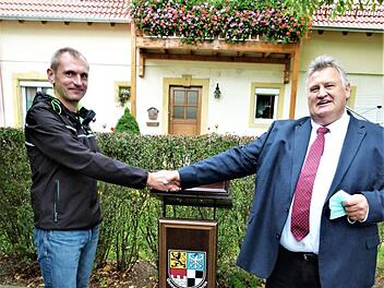 Bürgermeister Gerhard Schneider (rechts) gratulierte Klaus Roßner zur Wahl des Ortssprechers von Gössenreuth.  Foto: Werner Reißaus