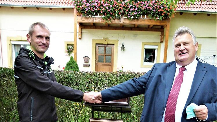 Bürgermeister Gerhard Schneider (rechts) gratulierte Klaus Roßner zur Wahl des Ortssprechers von Gössenreuth.  Foto: Werner Reißaus